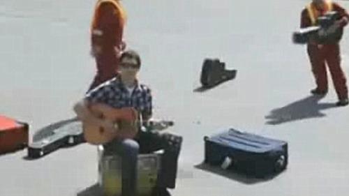 加拿大歌手戴夫·卡罗尔因吉他被美联航行李工摔坏索赔未果，写歌讲述这件事，结果网络爆红。