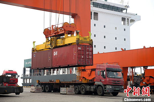 资料图：大型机械在广西钦州保税港区装卸作业。