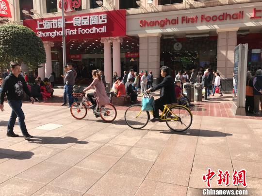 上海黄浦公布共享单车禁限区域新规首日改观不明显