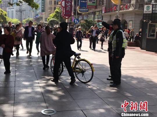 上海黄浦公布共享单车禁限区域新规首日改观不明显
