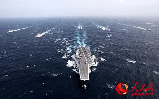 中国海军航母编队在远海大洋乘风破浪。张凯 摄