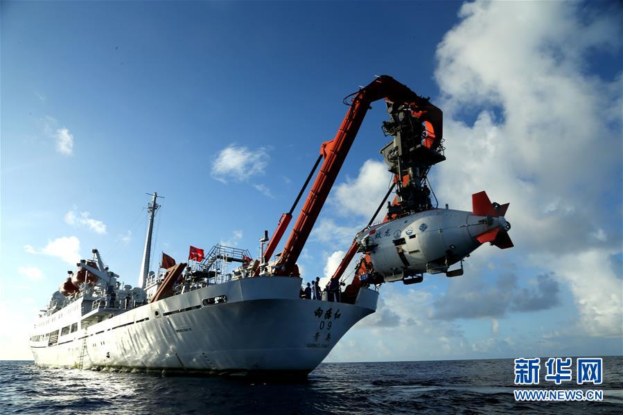 　6月1日，“蛟龙”号载人潜水器离开“向阳红09”科学考察船缓缓进入水中。