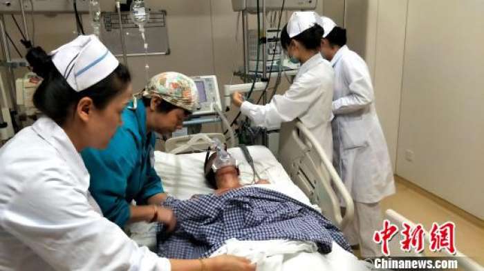 资料图：湖南一医院，医护人员为患者插上医疗仪器。　徐志雄 摄