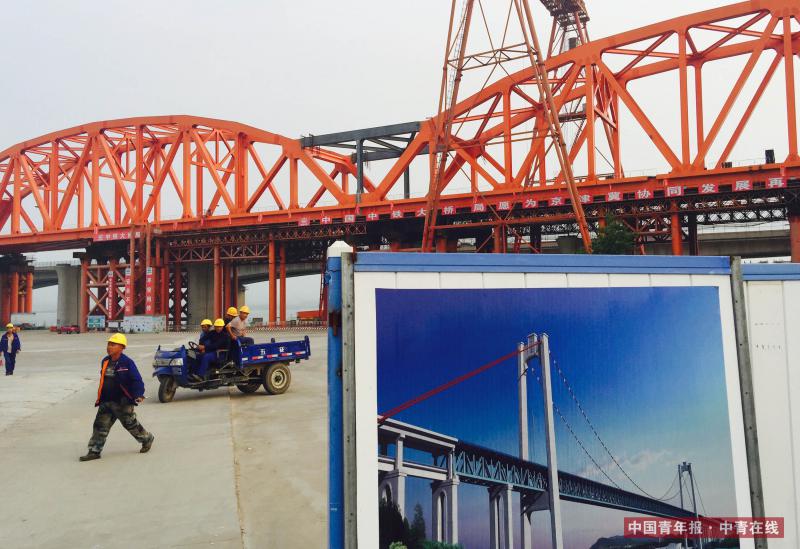 7月19日，在距离新建京张高铁不远处的工人休息区，展示着中铁大桥局过去的成绩。中国青年报·中青在线记者 刘占坤/摄