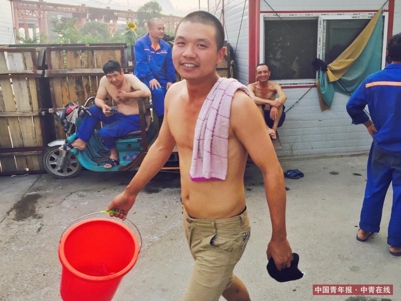 7月19日，下班后，一名工人准备去洗澡。中国青年报·中青在线记者 刘占坤/摄