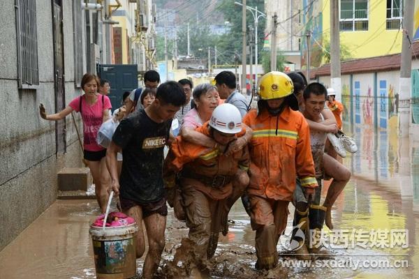 灾情发生后，子洲县迅速成立抗洪抢险指挥部，并组织抢险、救援，及时启动应急救灾，连夜将县城低洼地段居民疏散转移至安全地带。