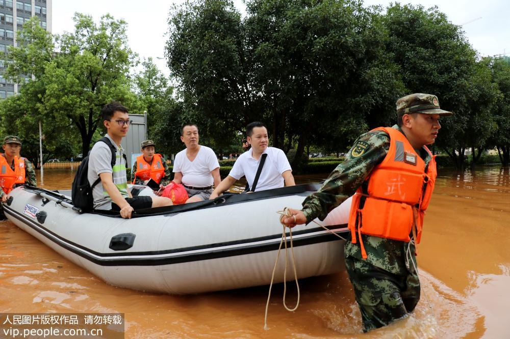 8月13日，武警湖北省总队咸宁支队官兵在咸宁城区转移受灾群众。