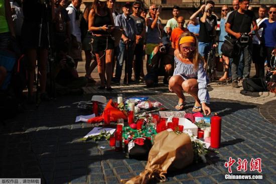 当地时间8月18日，民众在西班牙巴塞罗那兰布拉大道(La Ramblas)摆放蜡烛和鲜花，悼念恐袭遇难者。
