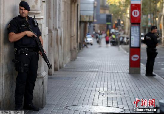 当地时间8月18日，西班牙巴塞罗那兰布拉大街，恐袭发生后警方加强巡逻安保。17日在西班牙第二大城市巴塞罗那的市区，一辆厢型货车冲撞人群，造成至少13人死亡，百余人受伤。极端组织“伊斯兰国”已宣称对此次恐怖袭击事件负责。