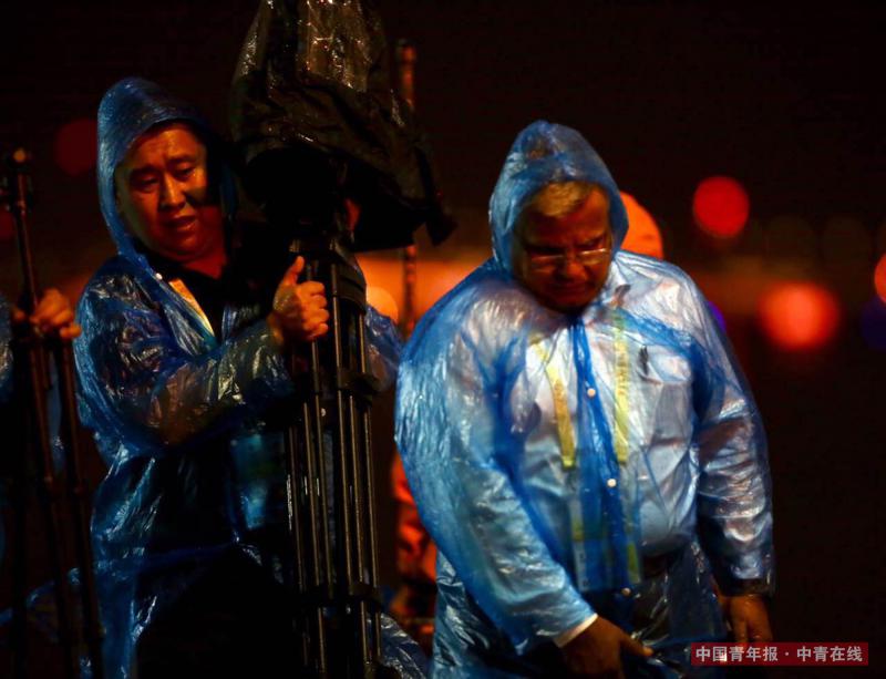 在大雨中撤退的记者，与飞机赛跑。中国青年报·中青在线记者 郑萍萍/摄