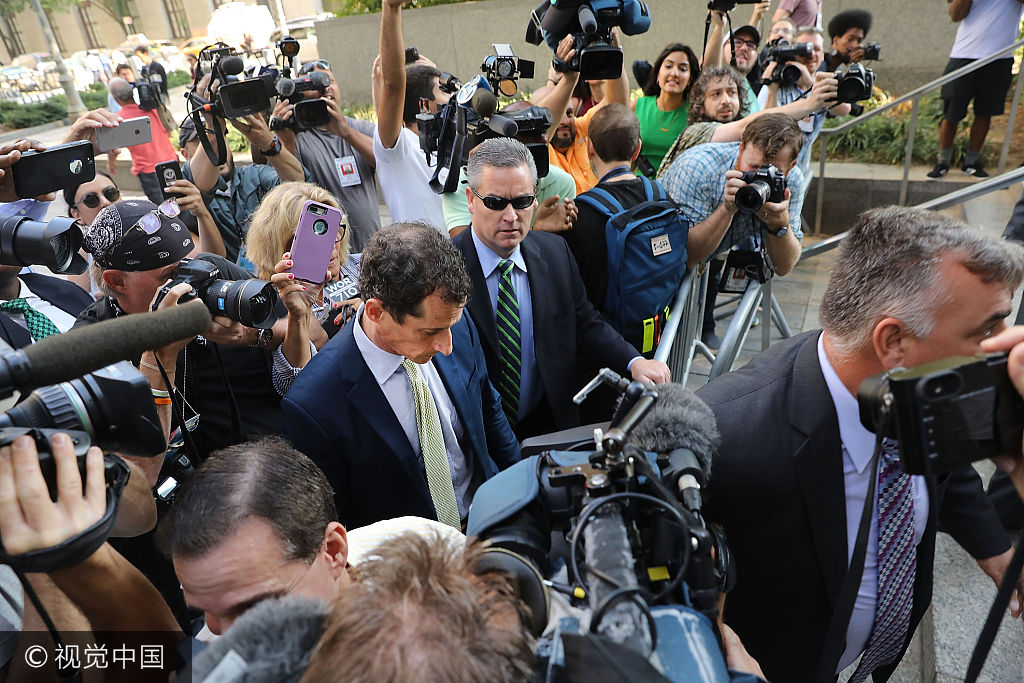 当地时间2017年9月25日，美国纽约，美国前纽约州民主党众议员安东尼 维纳抵达法院接受审判，据报道，安东尼 维纳因向未成年少女发色情短信将被判处21-27个月监禁。***_***NEW YORK, NY - SEPTEMBER 25: Former congressman Anthony Weiner arrives at a New York courthouse for his sentencing in a sexting case on September 25, 2017 in New York City. As part of his plea deal, Weiner, who is separated from wife Huma Abedin, has agreed not to appeal the prosecutors' recommendation of 21 to 27 months in jail. (Photo by Spencer Platt/Getty Images)