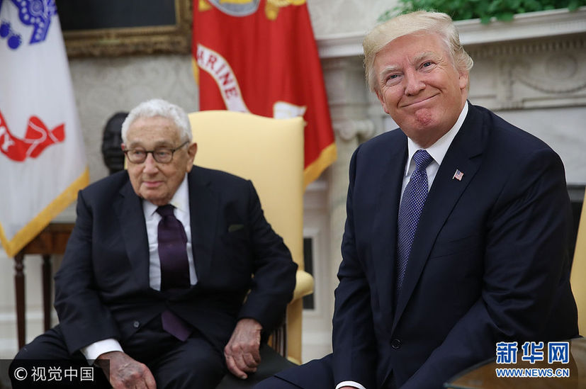 当地时间2017年10月10日，美国华盛顿，美国总统特朗普在白宫会晤美国前国务卿基辛格。***_***WASHINGTON, DC - OCTOBER 10: U.S. President Donald Trump (R) meets with former U.S. Secretary of State Henry Kissinger (L) in the Oval Office October 10, 2017 in Washington, DC. Trump answered a range of questions during the portion of the meeting that was open to the press, including queries on Secretary of State Rex Tillerson. (Photo by Win McNamee/Getty Images)