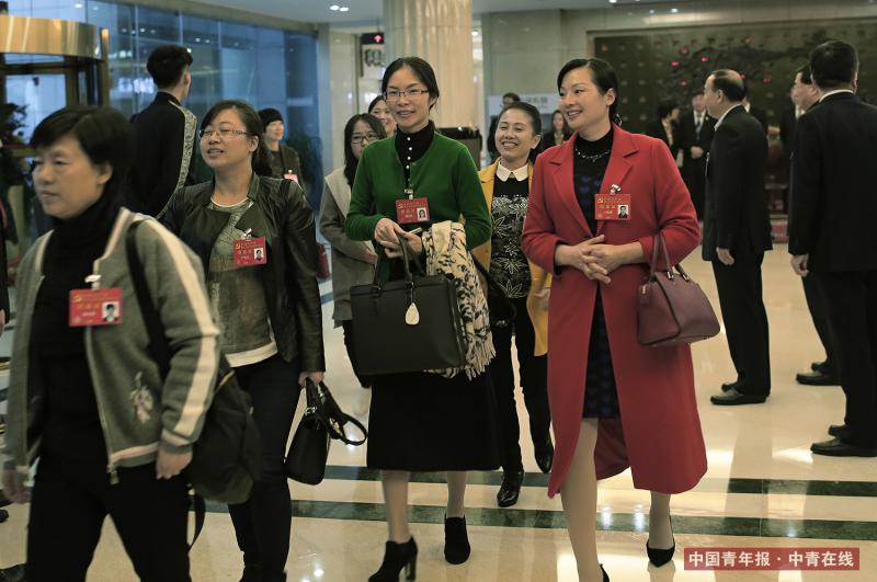 10月15日，北京中国职工之家饭店，来自重庆市的党的十九大代表抵达驻地。中国青年报·中青在线记者 赵青/摄