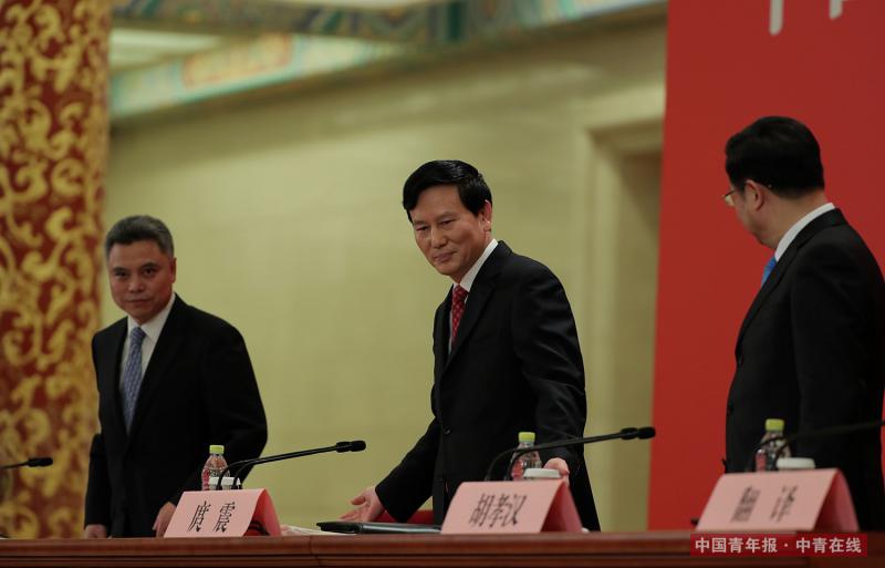 10月17日，中国共产党第十九次全国代表大会新闻发言人庹震（中）在北京人民大会堂举行新闻发布会。中国青年报·中青在线记者 赵青/摄