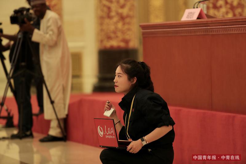 10月17日，中国共产党第十九次全国代表大会新闻发言人庹震在北京人民大会堂举行新闻发布会，记者在发布会前做准备。中国青年报·中青在线记者 赵青/摄（编辑：李峥苨）