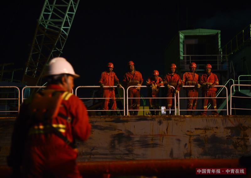 深夜，潜水员抵达浮吊工程船。该船长期在海上进行工程回收，目前根据项目需求配备了70名左右的船员。