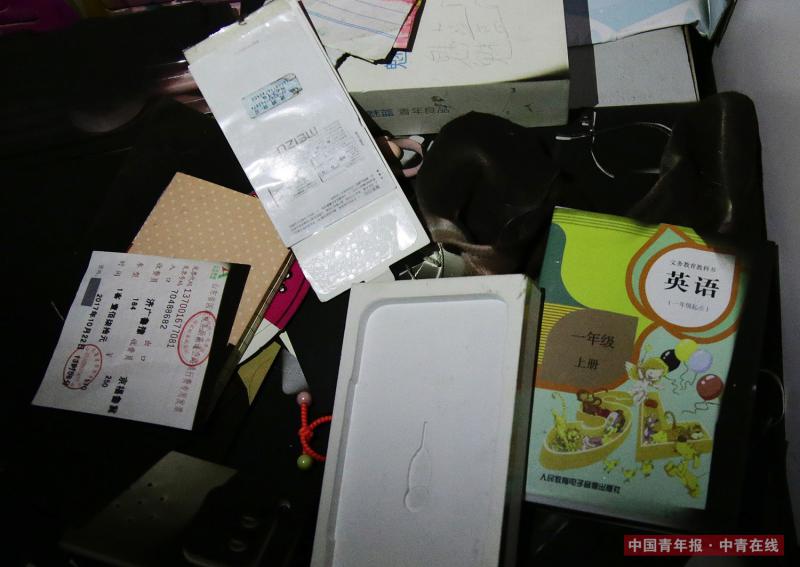 公寓房间遗留下的儿童英语教材。中国青年报·中青在线记者 陈剑/摄