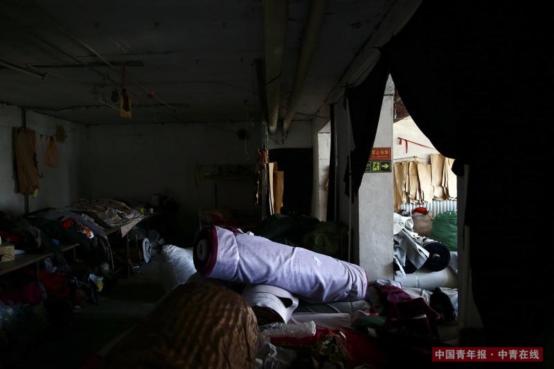 公寓一楼一处作坊里堆放的杂物。中国青年报·中青在线记者 陈剑/摄