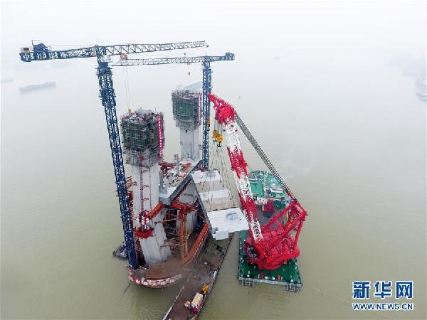 （社会）（1）芜湖长江公铁大桥架设首个整节钢梁