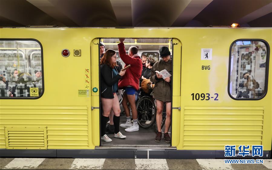 （国际）（4）柏林举行“不穿裤子搭地铁”活动