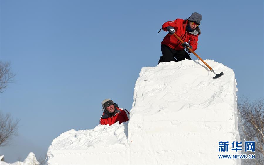 （社会）（2）哈尔滨：国际雪雕比赛开铲