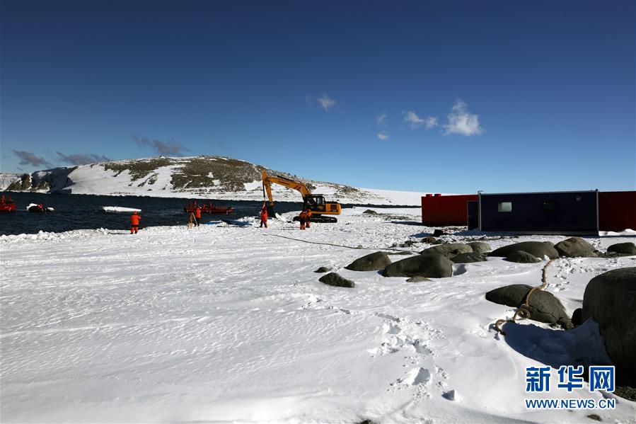 （图文互动）（6）中国南极新建站大型工程装备运上恩克斯堡岛