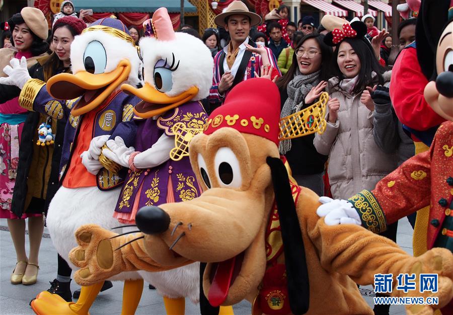 （社会）（1）上海迪士尼启动迎接中国农历狗年春节系列活动