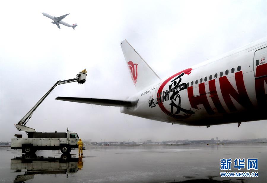 （社会）（1）上海机场为航空器除冰雪