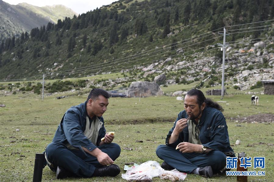 （新华全媒头条·图文互动）（5）川藏线上流动的“航标”——记雪线邮路藏族驾驶员其美多吉