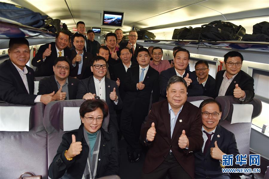 （两会·图文互动）（1）港区全国人大代表和政协委员首次集体乘高铁抵京参会