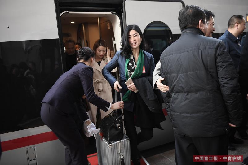 3月2日，出席十三届全国人大一次会议的湖南代表团乘坐G84次列车抵达北京，当日是农历正月十五元宵节。中国青年报·中青在线记者 王婷舒/摄