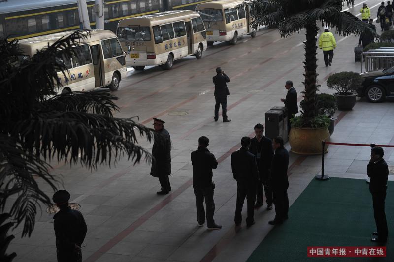 负责将出席十三届全国人大一次会议的代表送往驻地的车辆在北京西站排队等候。中国青年报·中青在线记者 王婷舒/摄（编辑：李峥苨）