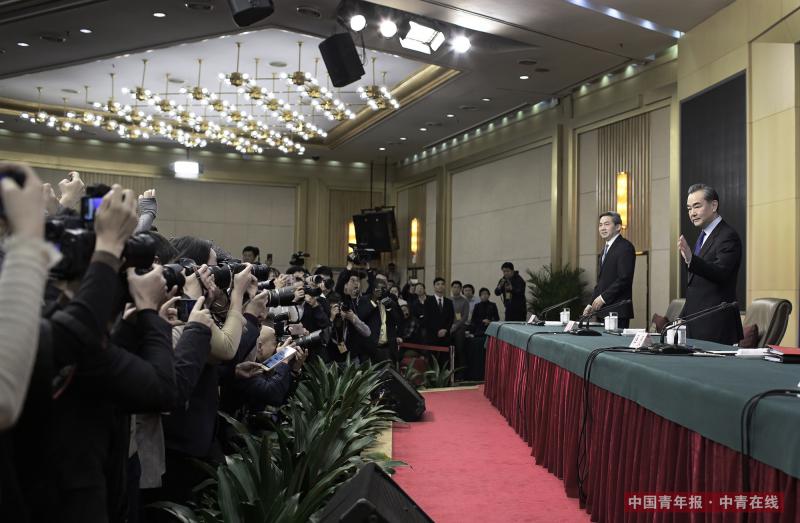 3月8日上午，在十三届全国人大一次会议的记者会上，外交部长王毅落座前向媒体挥手致意。当天，他就“中国的外交政策和对外关系”回答中外记者提问。中国青年报·中青在线记者 赵青/摄