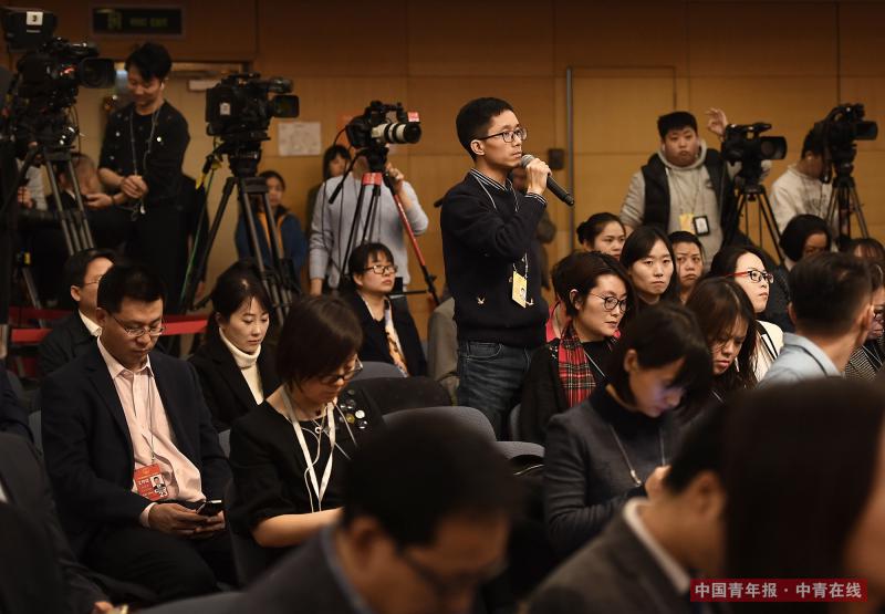3月12日上午，北京梅地亚中心，中国青年报·中青在线记者王鑫昕在十三届全国人大一次会议关于人大立法工作的记者会上，针对近年来屡屡发生的校园欺凌事件提问。十二届全国人大内务司法委员会副主任委员王胜明在回答时表示，将在相关法律的修法过程中认真研究并提出解决办法。中国青年报·中青在线记者 王婷舒/摄