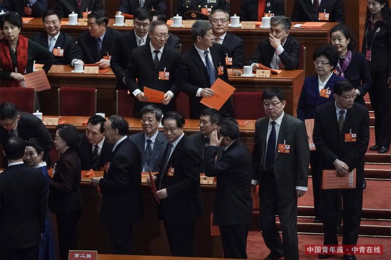 3月14日下午，全国政协十三届一次会议在人民大会堂举行第四次全体会议，选举新一届政协常委会，主席台上的委员排队投票。中国青年报·中青在线记者 赵迪/摄