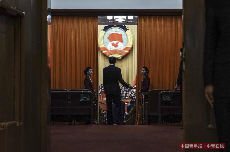 3月14日，北京人民大会堂，全国政协十三届一次会议第四次全体会议开始前。当天下午，全国政协十三届一次会议在这里选举新一届政协常委会。中国青年报·中青在线记者 赵迪/摄（编辑：李峥苨）