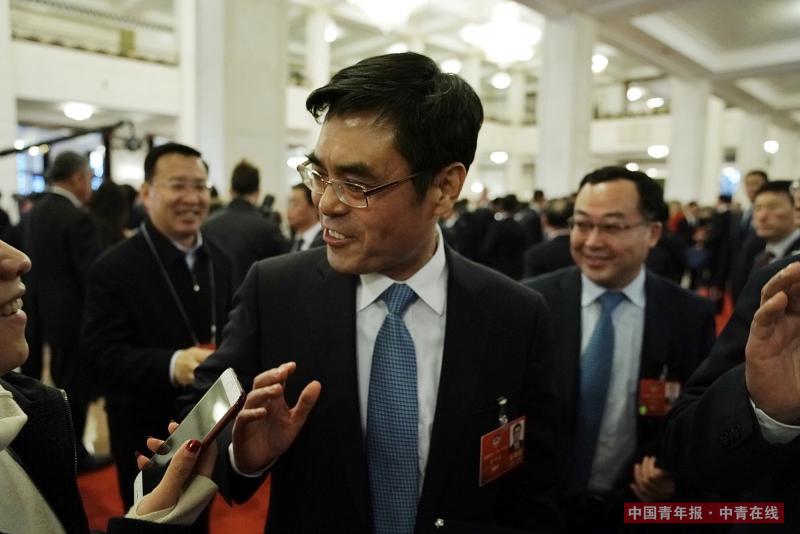 3月15日，北京人民大会堂，国家电网公司董事长舒庆彪在采访结束后离开“委员通道”。中国青年报·中青在线记者 赵迪/摄