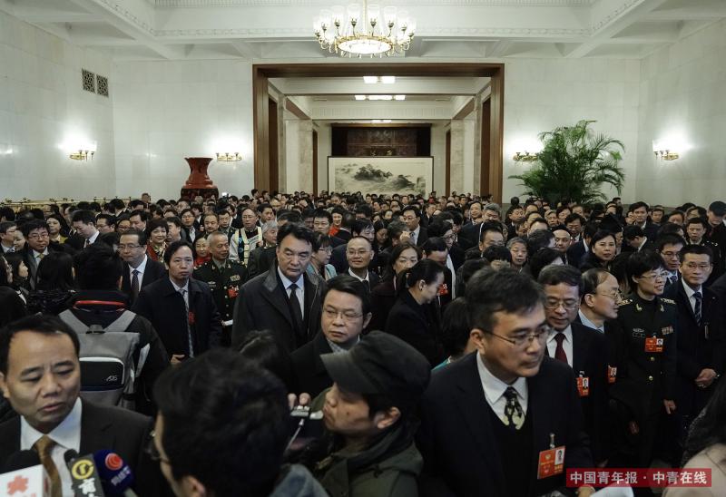 3月15日上午，北京人民大会堂，全国政协十三届一次会议闭幕会结束后，委员走出会场。中国青年报·中青在线记者 赵迪/摄（编辑：李峥苨）