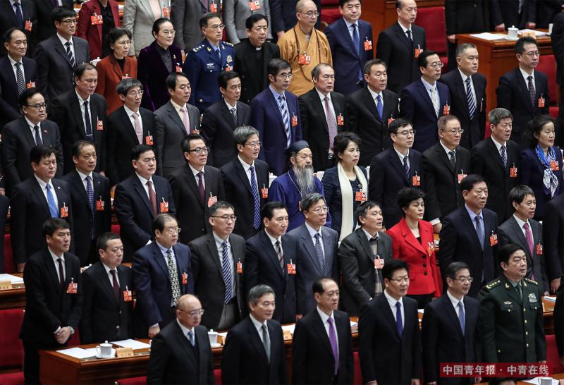 3月15日上午，北京人民大会堂，全国政协十三届一次会议举行闭幕会，委员们高唱国歌。中国青年报·中青在线记者 赵迪/摄