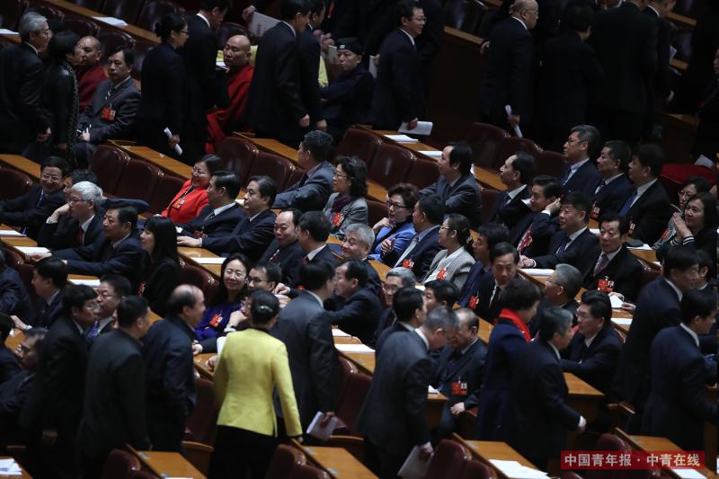 3月15日上午，北京人民大会堂，全国政协十三届一次会议闭幕会结束后，委员有序退场。中国青年报·中青在线记者 赵迪/摄