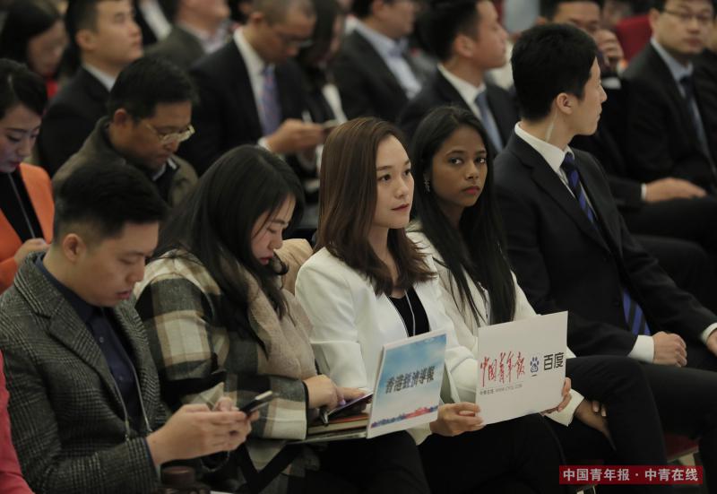 3月20日，中国青年报·中青在线记者胡春艳（前排左三）参加十三届全国人大一次会议国务院总理记者会。中国青年报·中青在线记者 赵青/摄