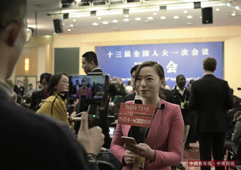 3月8日，十三届全国人大一次会议外交部长记者会开始前，中国青年报·中青在线记者陈婧在会场进行直播。中国青年报·中青在线记者 赵青/摄