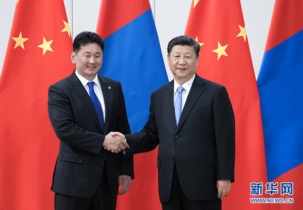 4月10日，国家主席习近平在海南省博鳌国宾馆会见蒙古国总理呼日勒苏赫。 新华社记者 李涛 摄
