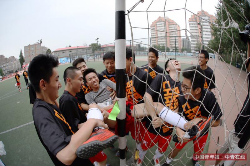 5月26日，北京市二十一世纪国际学校，北师大二附中的球员们庆祝夺冠。当日，为期两个月的第三届北京高中生校际足球冠军杯落下帷幕，北师大二附中以3-0人大附中朝阳分校夺取三连冠。据了解“北高杯”比赛采用七人制的比赛形式，共有23支来自全市的高中球队参赛。赛事创始人及所有工作人员均为在校高中生，参赛的运动员也并不局限于体育特长生。实习生 康书源/摄