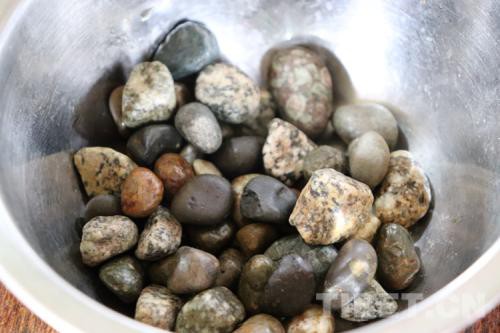 图为用来计数的石子。摄影：孔夏