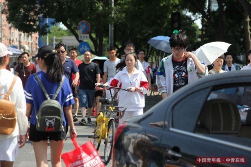 6月7日下午，北京市八一学校，独自前往考点的考生。中国青年报·中青在线实习生 康书源/摄