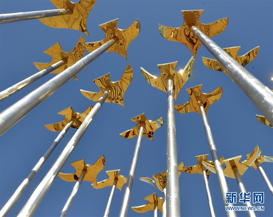（文化）（1）艺术之花绽放沙漠——2018首届中国·民勤沙漠雕塑国际创作营开幕