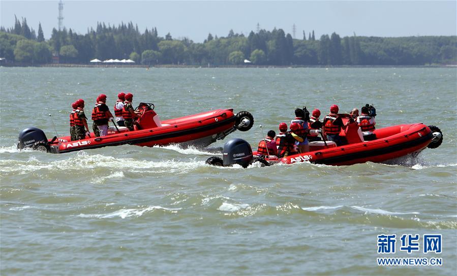 （社会）（1）上海：水陆两用冲锋舟首次亮相演练场