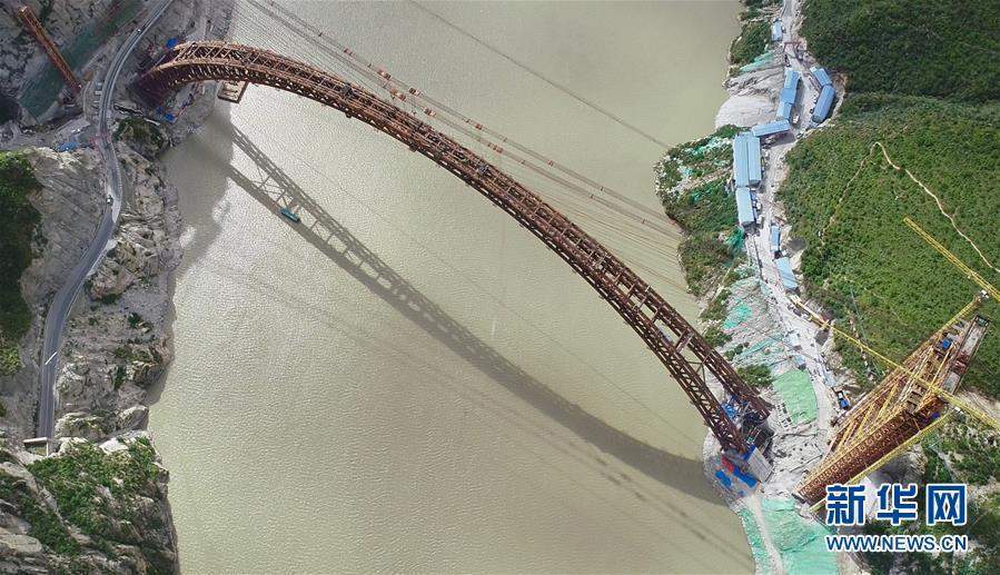 （经济）（4）川藏铁路拉林段重点标志性工程藏木特大桥合龙