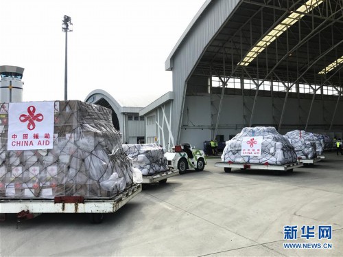 （国际）（2）中国政府首批人道主义救灾物资运抵印尼